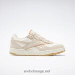 klassisk hvit/myk ecru/korallbane s23-r 2X42N243 Reebok bb 4000 ii damesko